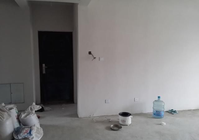 朋友在县城里买了新房，毛坯房没装修就入住了，两口幸福满满