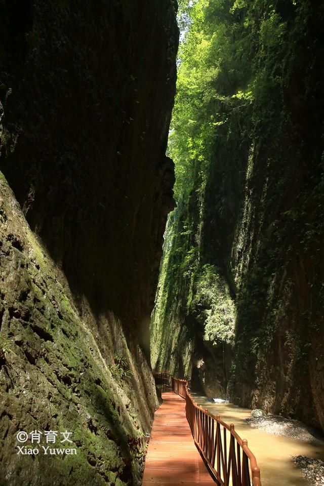 这个绵延十多公里的大地缝,以奇秀雄险幽著称,在云南都很少见