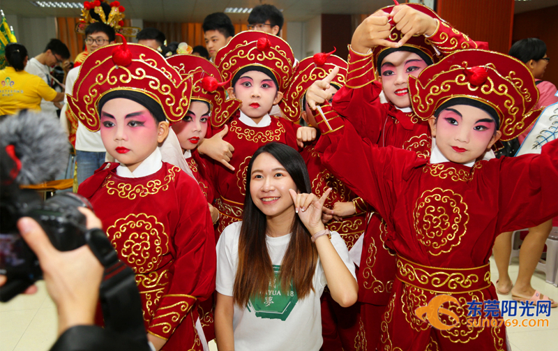 百名香港学生东莞玩转传统文化 惊叹:新鲜又好