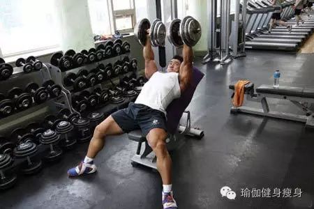 最新哑铃锻炼胸肌动作图解大全