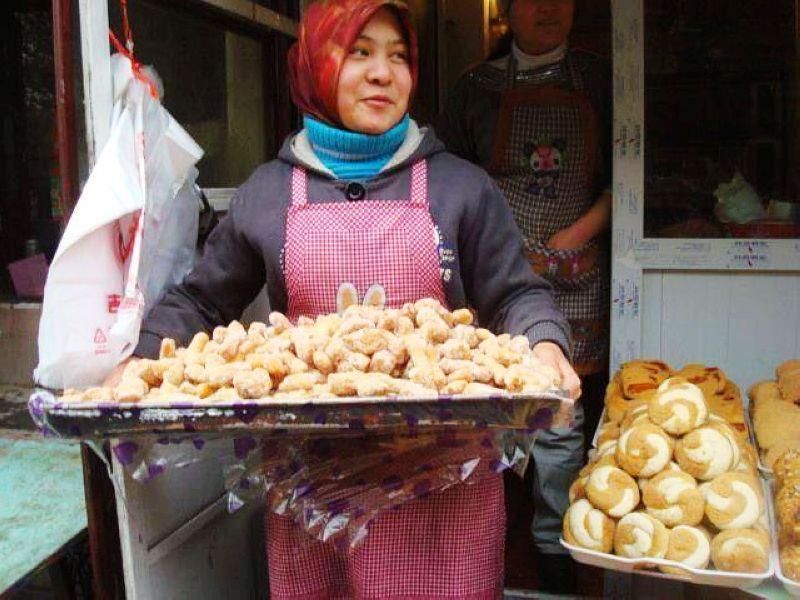 新疆民族过年的糕点，一条街都能闻出香味，拍了自作全过程