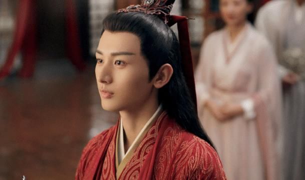 艺人新媒体指数top5，成毅第五赵露思第三，他仍旧登顶榜首