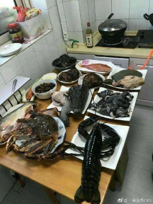昨晚有人晒了一顿年夜饭,网友看了纷纷报警,执法部门连夜调查!