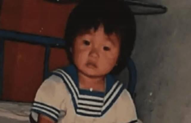 李荣浩表示小时候眼睛大，本以为他开玩笑，看到照片更搞笑了