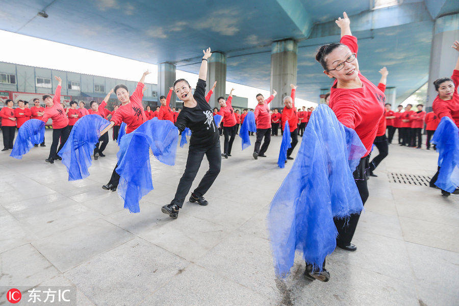 青岛市民迎上合峰会 200名广场舞大妈同时跳网红歌曲《青岛》