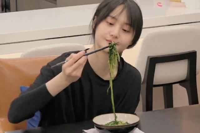 郑爽为了减肥,晚餐吃炒油麦菜,看到她的做法,原谅我吃不下去