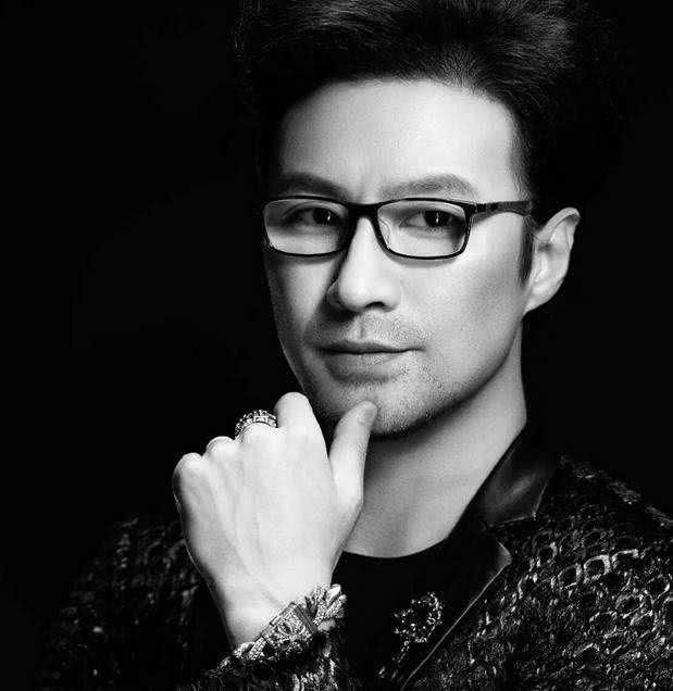 汪峰终于摘掉了眼镜,照片曝光引热议,网友:章子