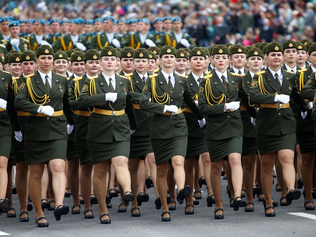 白罗斯举行盛大阅兵庆祝独立日 解放军仪仗队参加