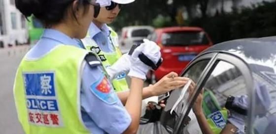 左拐车道直行违章吗