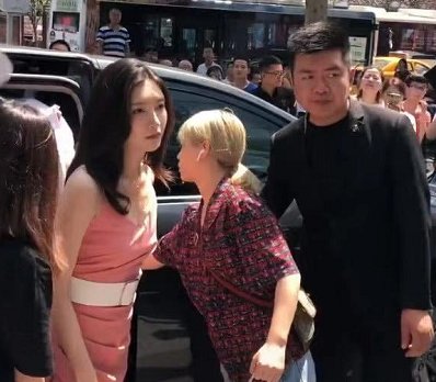 江疏影终于对“开衩裙”下手,谁注意两位保安的眼神:过于真实! 乐虎国际唯一登录