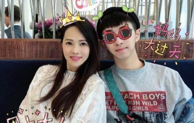 伊能静儿子再晒女装照，网友评论呈两极，宝妈：幸好不是我儿子