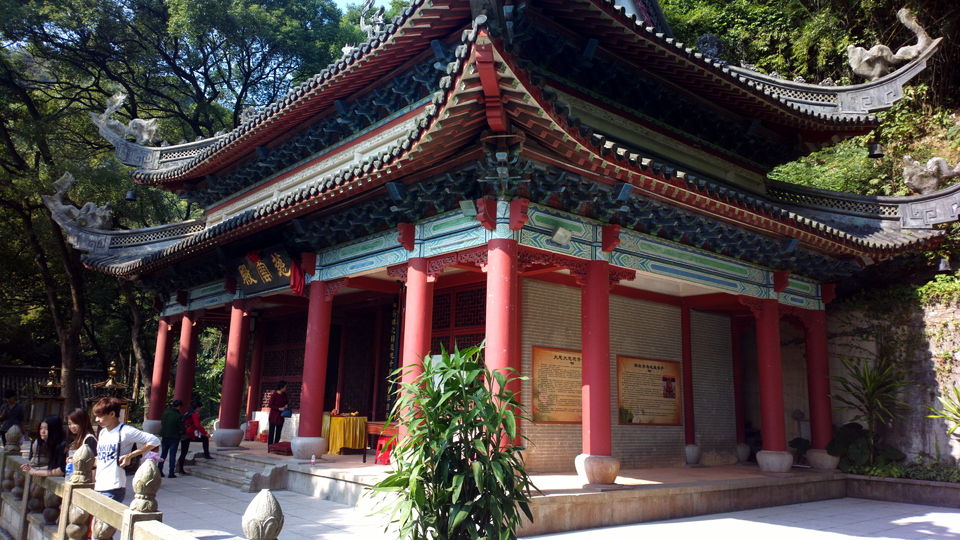 这座寺庙不简单,位于国家级风景名胜区白云山内