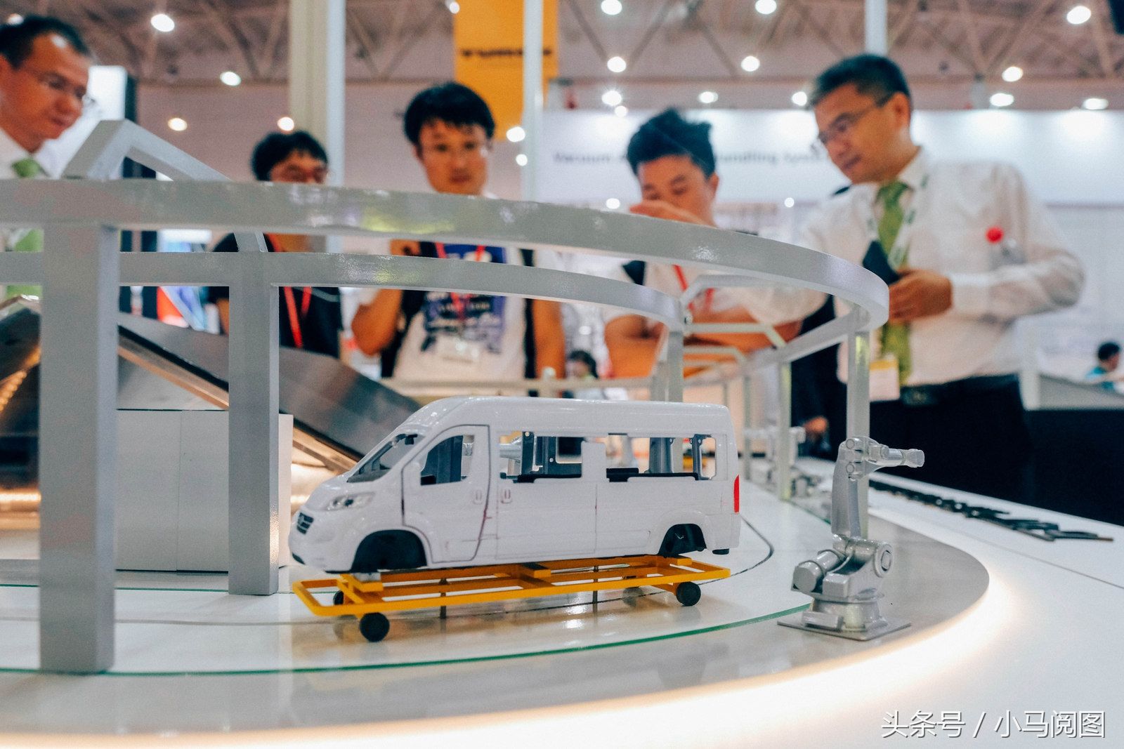 工业博览会首次离开上海在武汉举行 机器人大