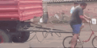 猴哥这绳子玩的真不错,可惜就是有点小失误,不慎掉到了水中!