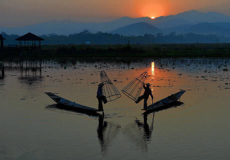 【缅甸】茵莱湖上打鱼人单脚划船捕鱼的芭蕾人