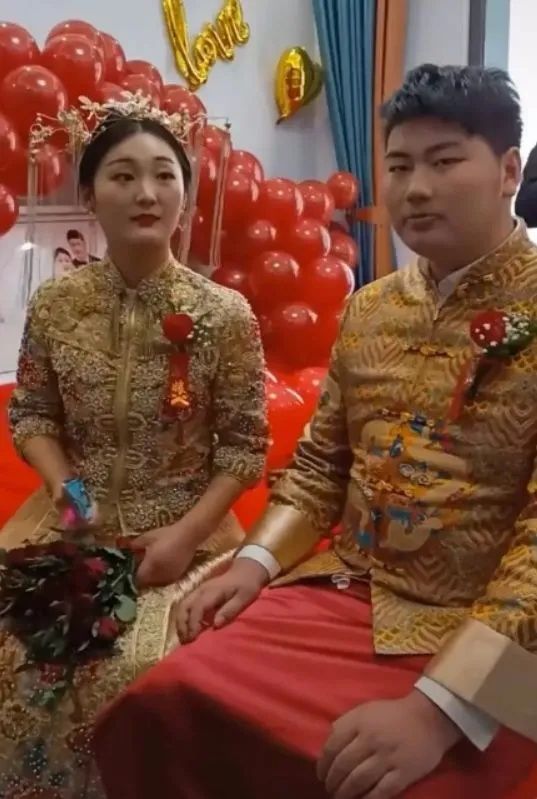 大衣哥儿子结婚啦！数十万网友在线送祝福，堪比个人专场演唱会