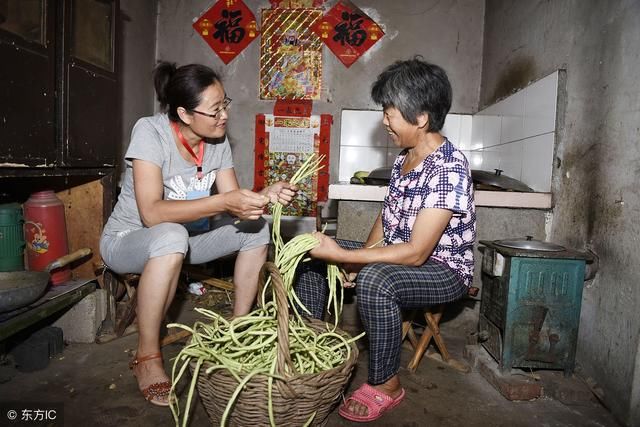 结婚三年没去婆家，过年大嫂塞给儿子一个红包，拆开后我惊慌失措