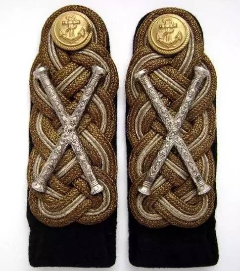 耀眼的矢车菊与权杖!图解德军的元帅军衔各种