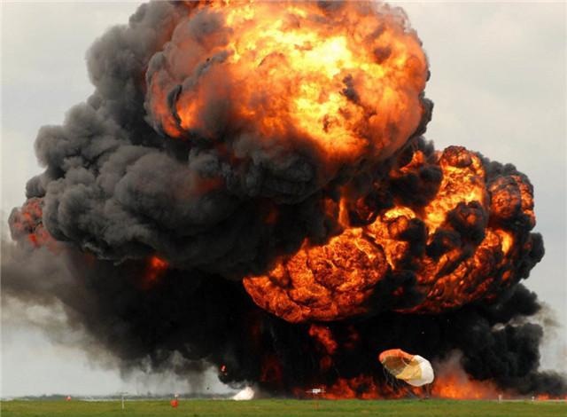 美F-35B隐形战机爆炸坠毁,飞行员抛弃战机逃生