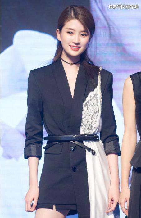 张天爱蕾丝睡衣外穿很惊艳?再来看看乔欣,简