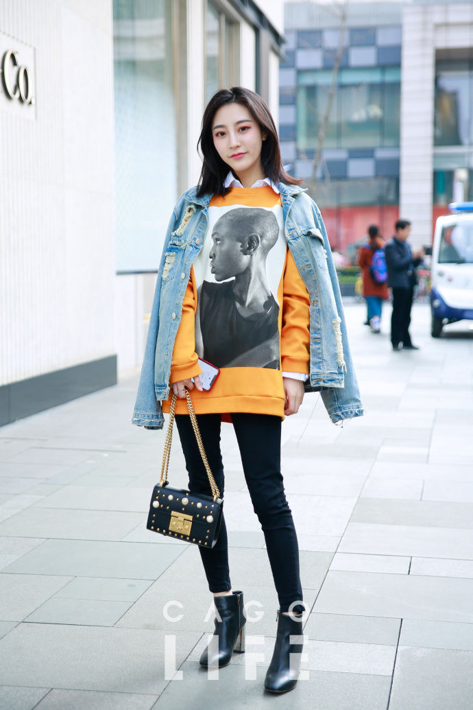 成都街拍,牛仔衣外套内搭红黑格子衬衫,休闲与