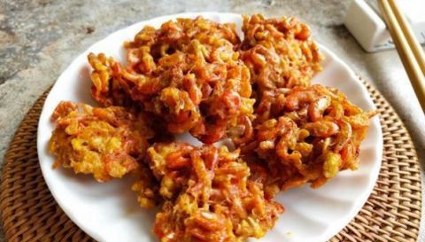 粉蒸甘蓝、米饭千层饼、香炸河虾团子的做法