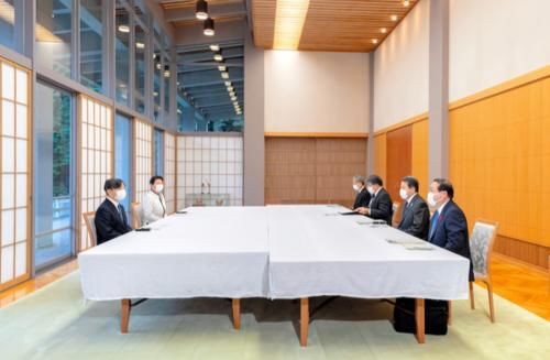 日本皇室好忙，雅子皇后妯娌俩同天亮相，纪子妃和服更抢眼？