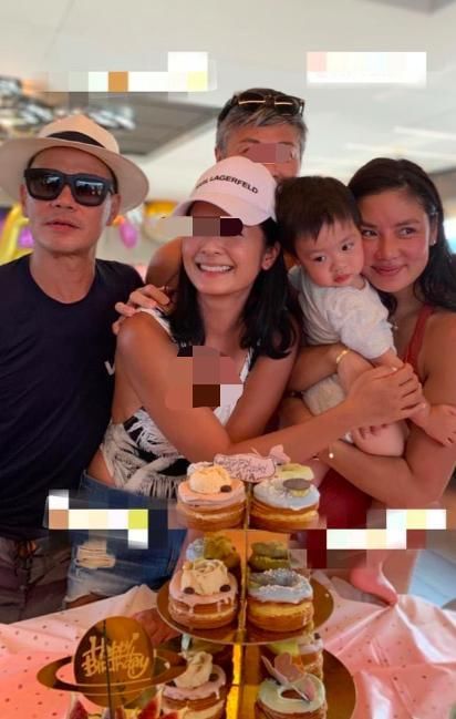 黎明前妻乐基儿逛街，抱着娃还得推婴儿车真累！富豪老公也没帮忙