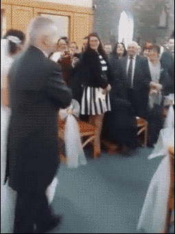 搞笑GIF:?她原来也是个王者,直到他爸来了 bbin真人娱乐