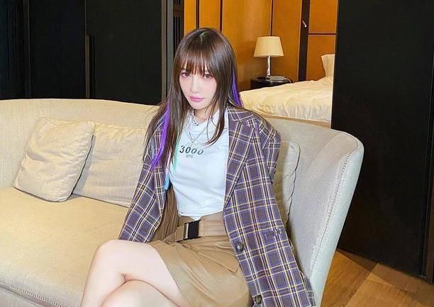 相差13岁的李小璐吴宣仪撞衫，气质却完全不同，没对比就没伤害