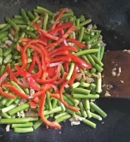 蒜苔炒肉的时候用一点小技巧，就能特别入味！