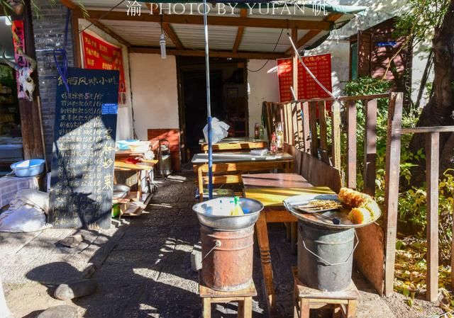 丽江束河古镇15元的早餐，一碗米线一个纳西粑粑，还算合理吧？