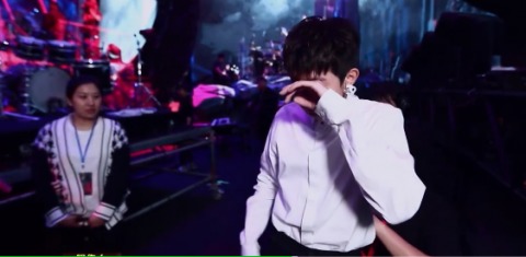 我是唱作人王源,哭着跑下舞台!现场发生什么了