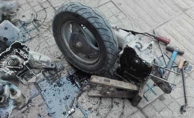 踏板摩托车踩不动启动杆,没拉缸却曲轴卡死,看