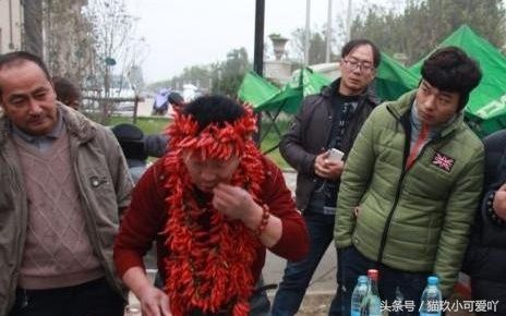 男子被称为吃辣大王,辣椒配白酒和大蒜让人敬