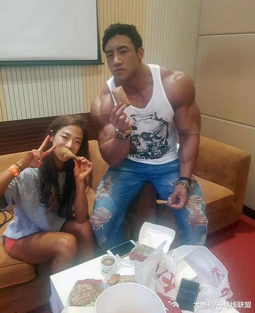 健身可以改善人的外表气质, 女孩身材出众, 从小