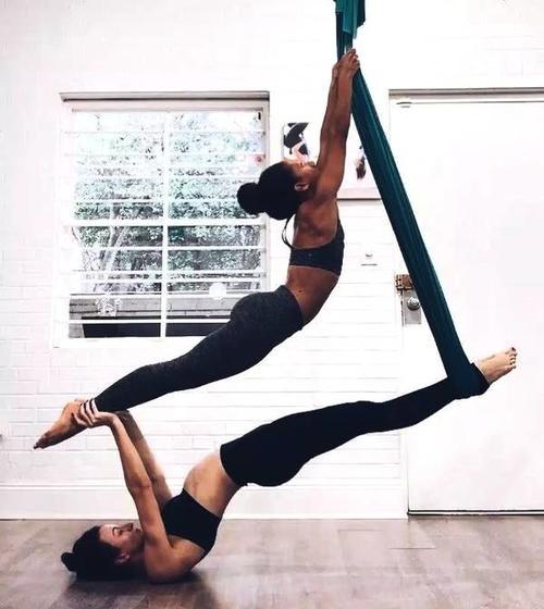 家里有矿啊?玩家把大熊猫当宠物养在家里