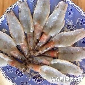 年夜饭 \＂蒜蓉开背虾\＂ 吃惯了白灼虾，来试试这个做法！抢光光