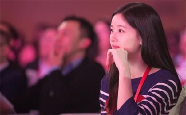 刘强东京东家宴上与老员工豪饮白酒,妻子章泽