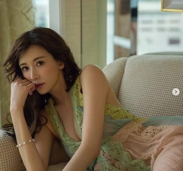 喷鼻血!林志玲晒擦唇膏照 大方秀丰满上围