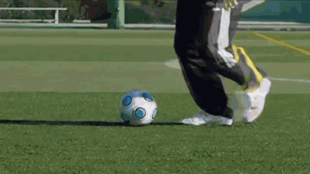 业余足球基础教学!胯下虚晃变向过人,摆脱正面