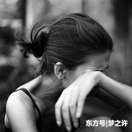 远嫁女十六年未归家，老父千里看女，一进门就连连后退