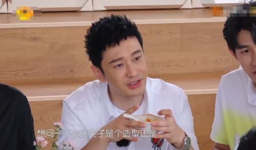 杨超越刘海上戴发夹，黄晓明夸可爱，看到王俊凯对她笑，我羡慕了