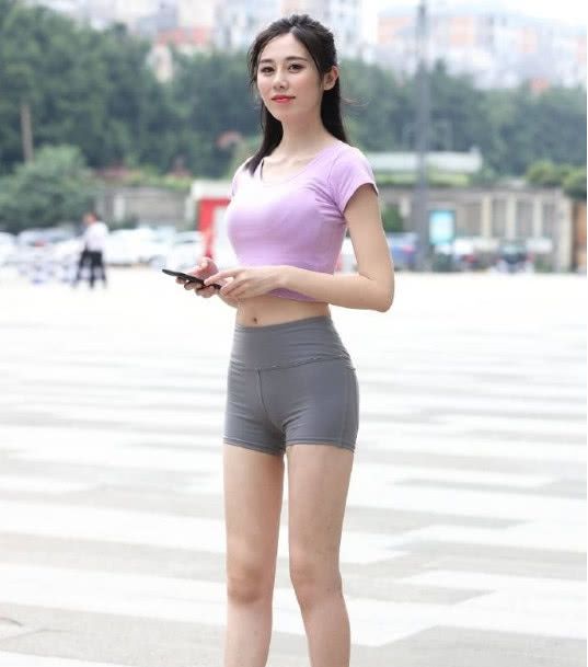 靓丽的小姐姐,展现高挑的身材,时尚气息十足 银河娱乐网投官网