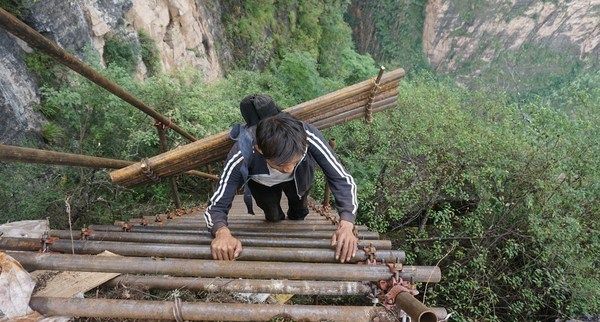 四川唯一住在悬崖上的村庄