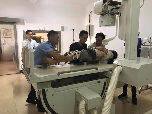 女游客在西双版纳,半路停车上厕所遭野象攻击