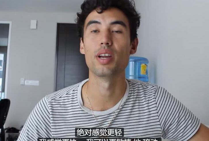足球运动小伙,每天1000次跳绳,一个月后,小腿移