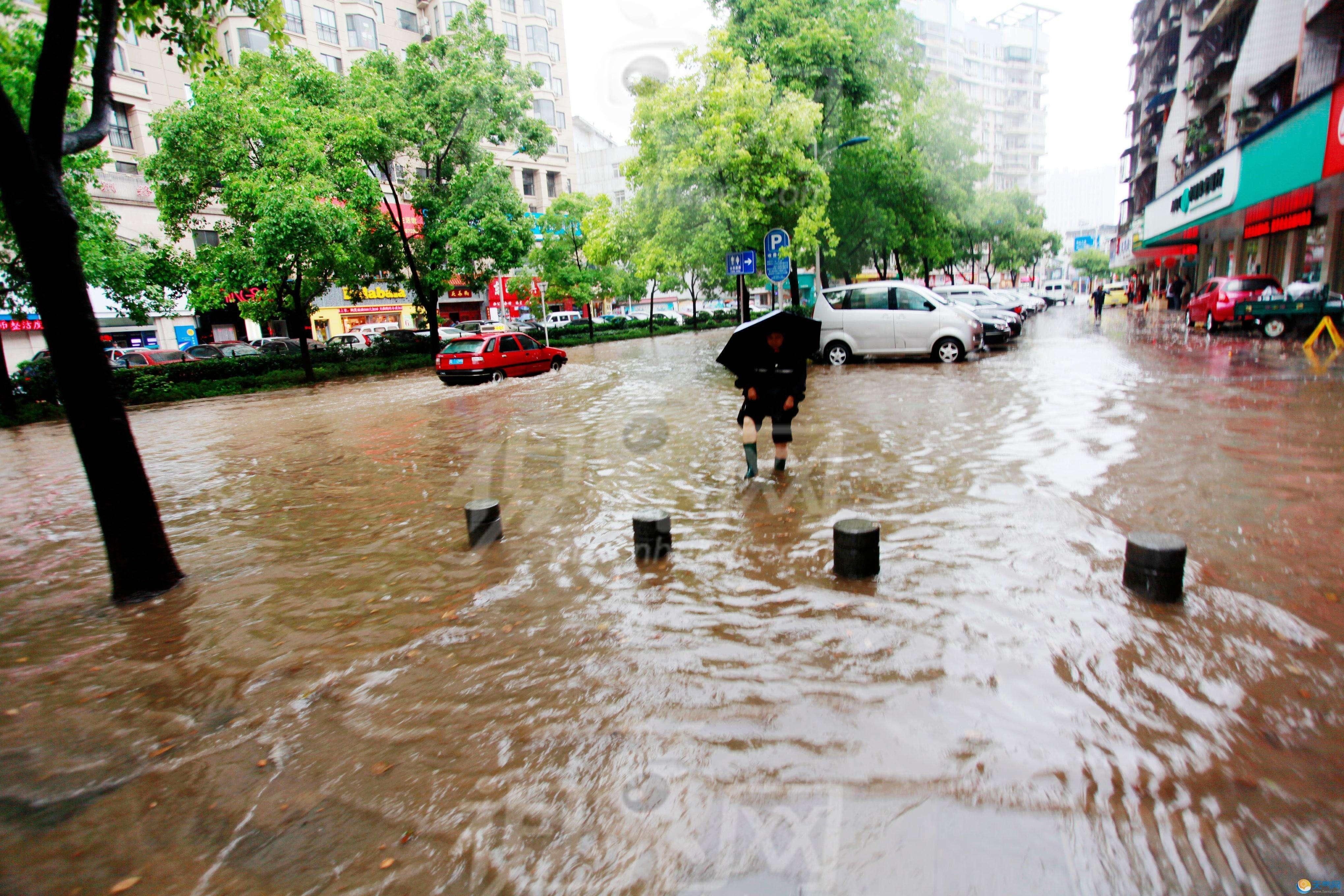 湖北宜昌暴雨致多地内涝 三峡大坝等景区临时