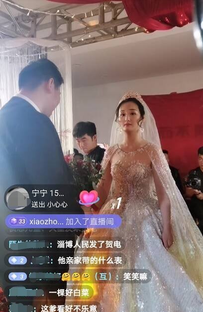 大衣哥儿子结婚，送房送车大手笔，儿媳富态像婆婆10万网友送祝福