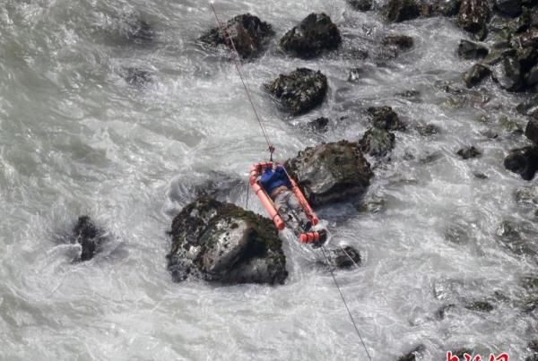 秘鲁一载有50余人大巴坠落悬崖